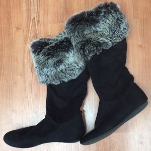 Black boots with fur lining